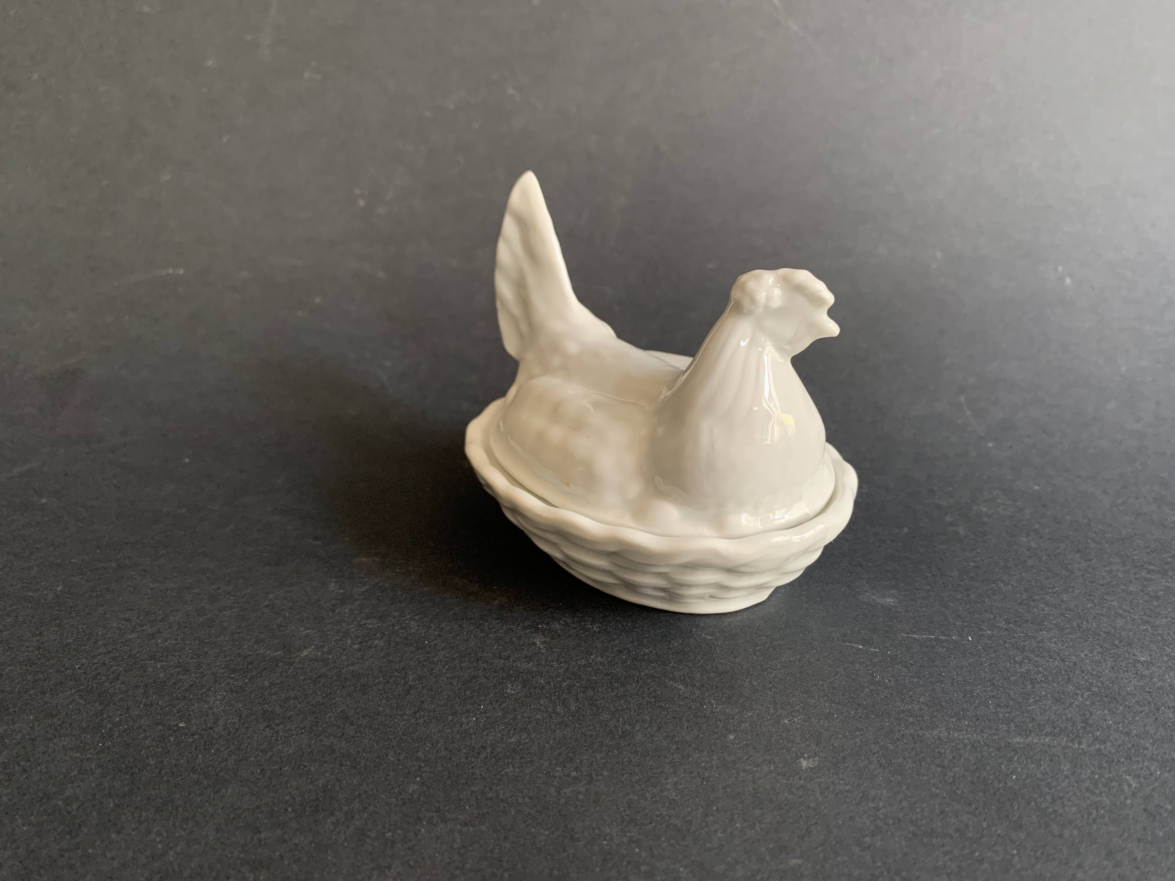 Mini terrine poule en porcelaine blanche ancienne