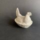 Mini terrine poule en porcelaine blanche ancienne