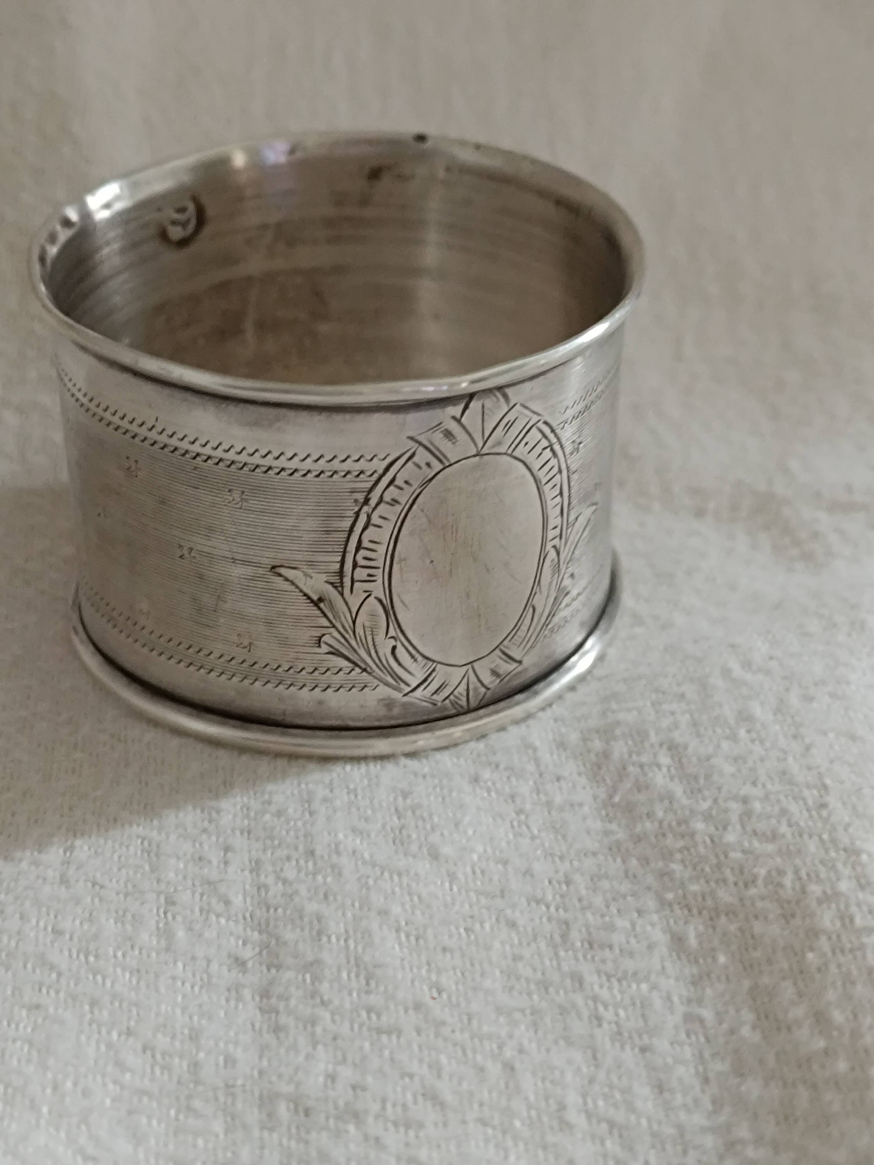 Antique napkin ring in solid silver.