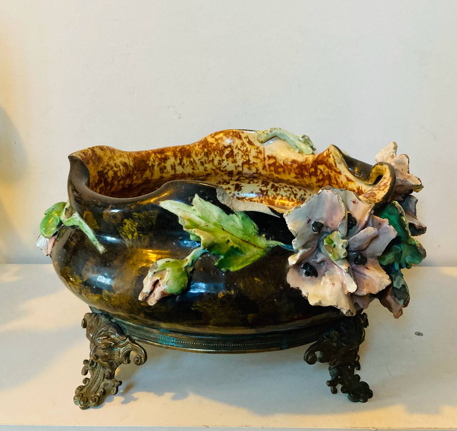 Cache pot, Napoleon III jardinière from the 19th century in barbotine and bronze.