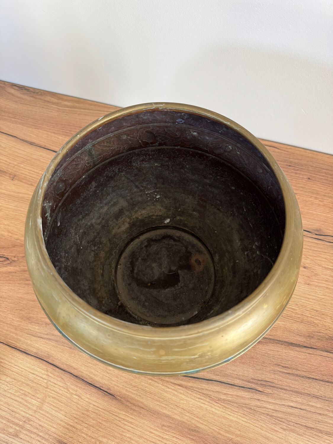 Lot of two vintage plant pots.