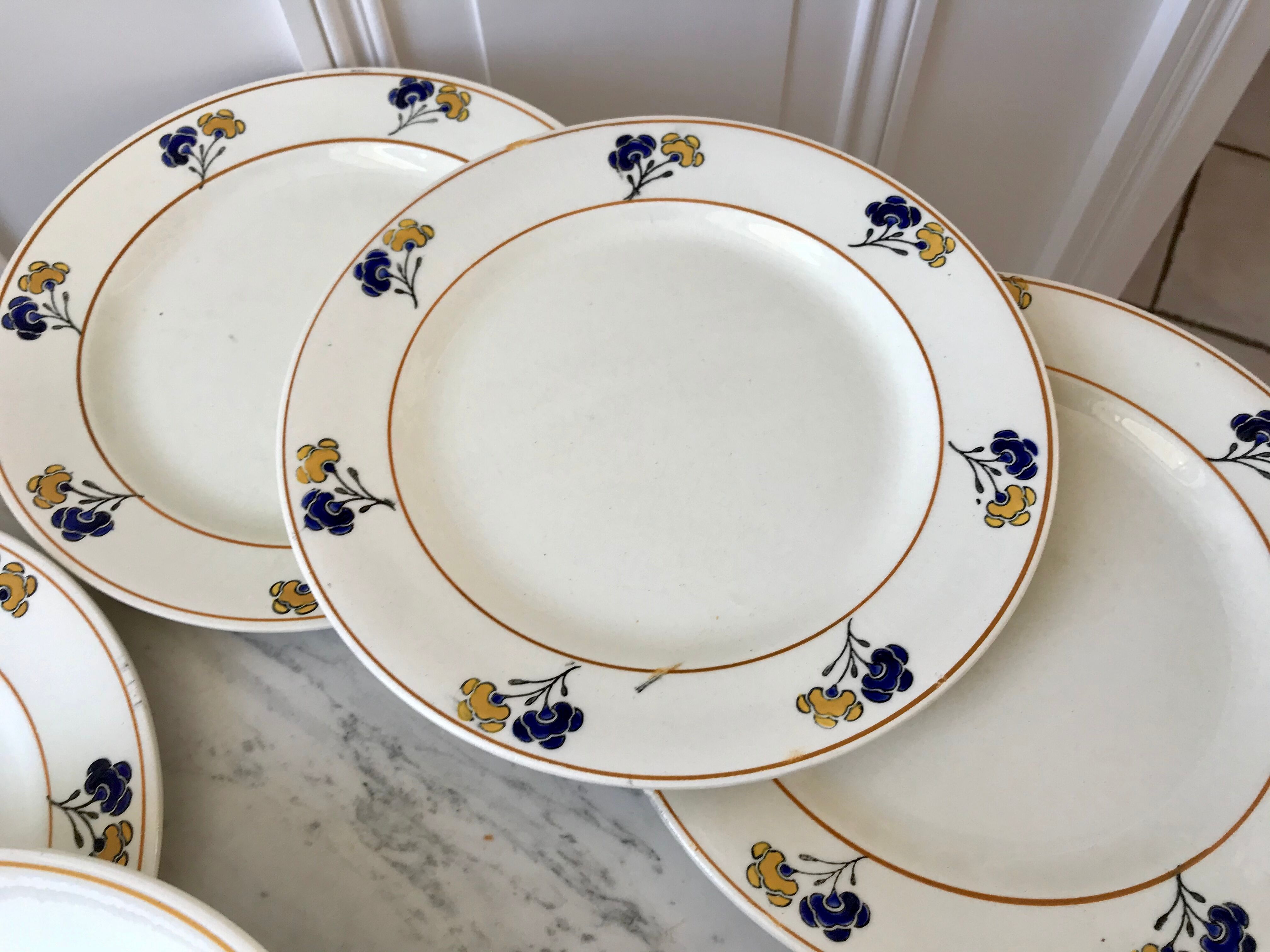 Lot de 7 assiettes plates Terre de Fer modèle "Romeo" début XXème