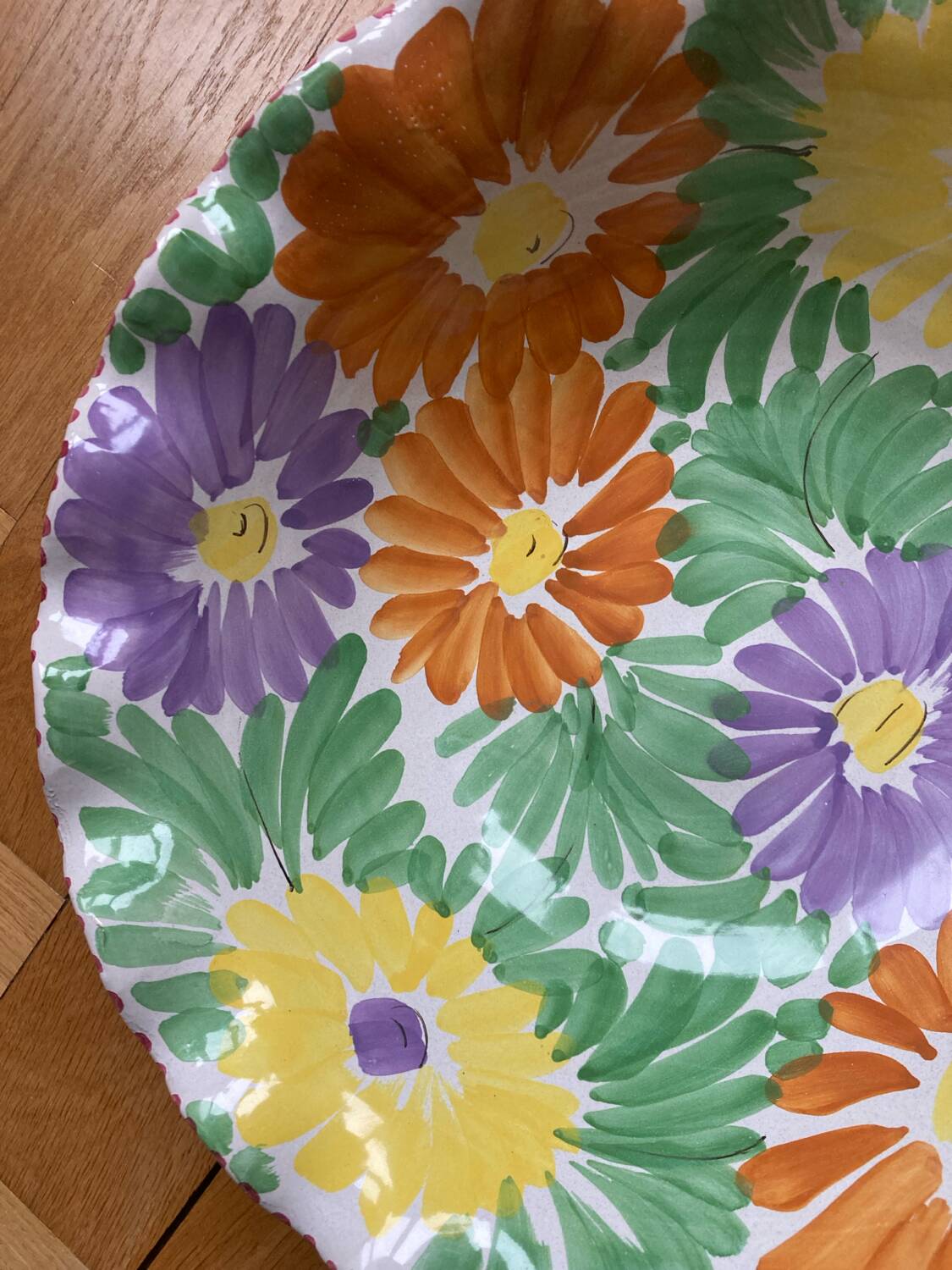 Fruit bowl decorated with coloured flowers