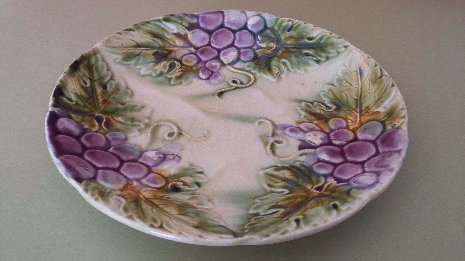 Onnaing grape bunches dabbling plate