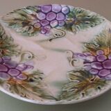 Onnaing grape bunches dabbling plate