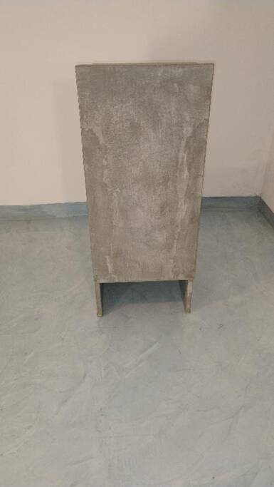 High pedestal / Architectural pedestal in polished concrete in Neo-Brutalist style