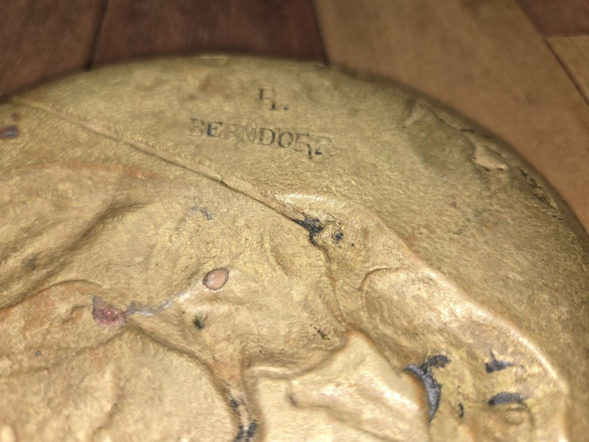 tray / gilded bronze bowl depicting a hunting dog