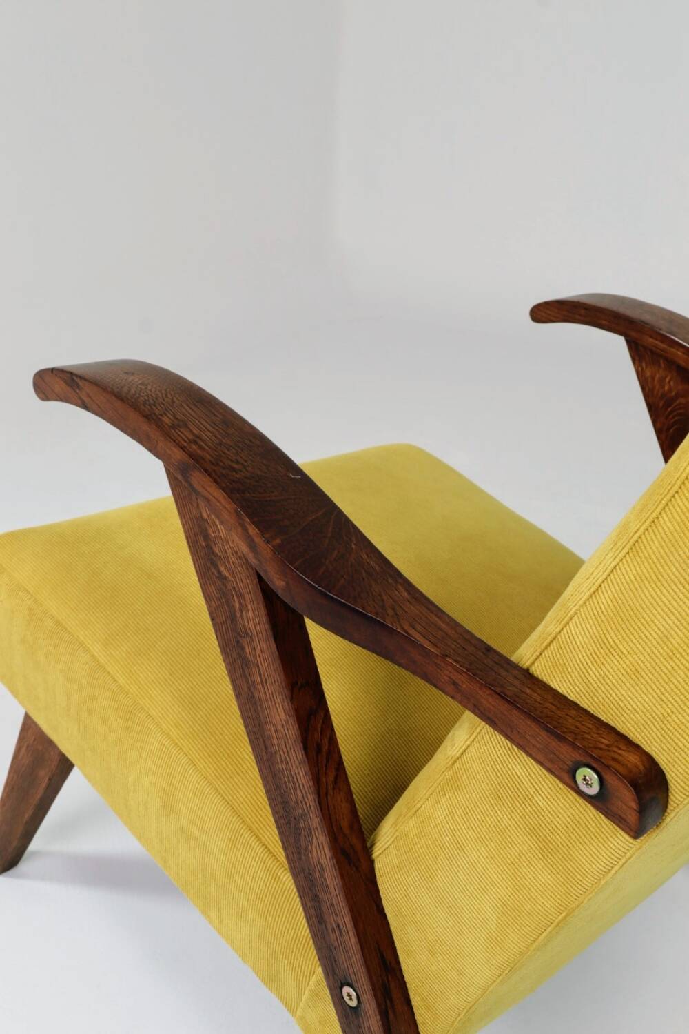Fauteuil scandinave velours côtelé jaune citron chêne 1960