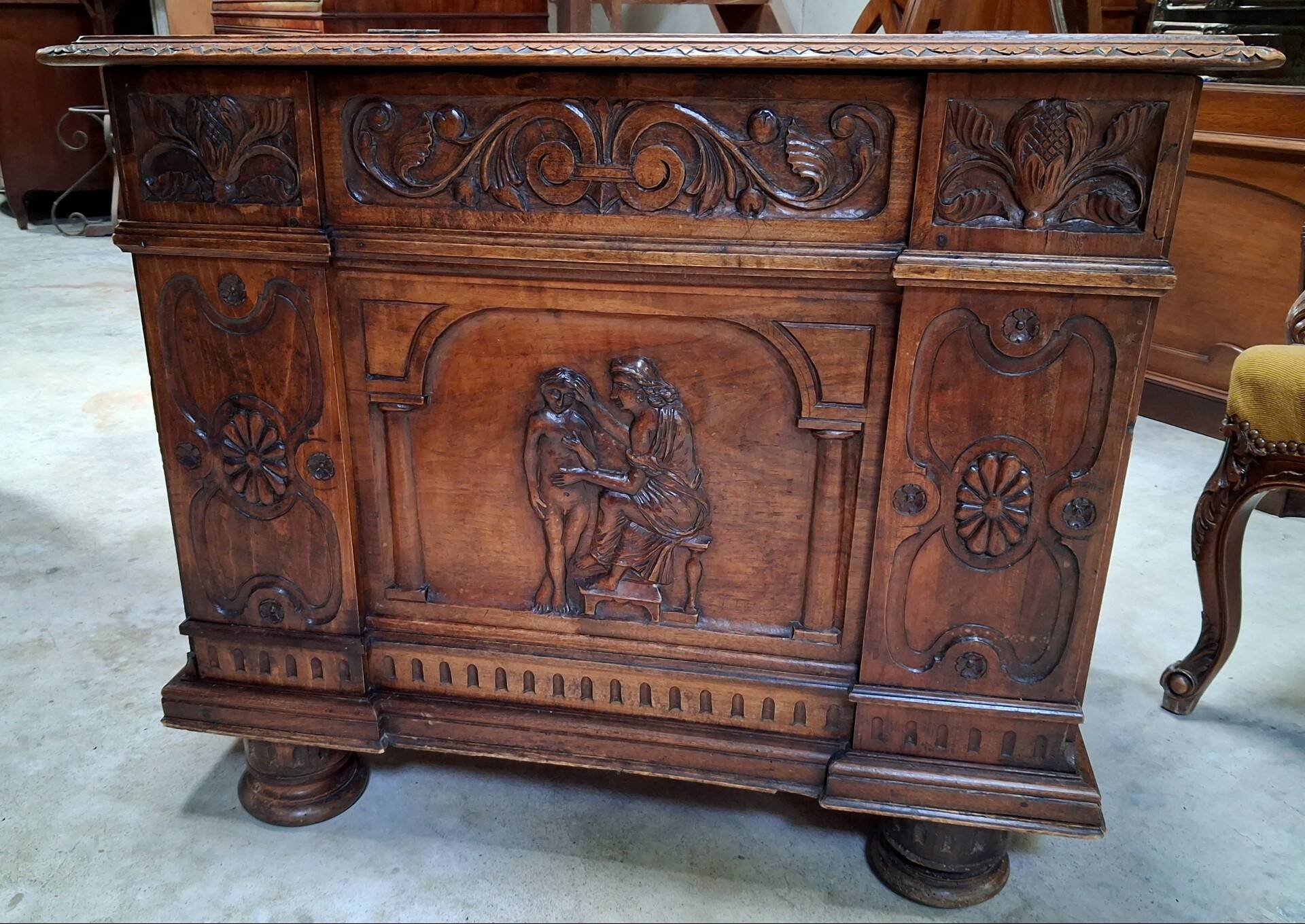 Renaissance-style chest in carved walnut from the 19th century.