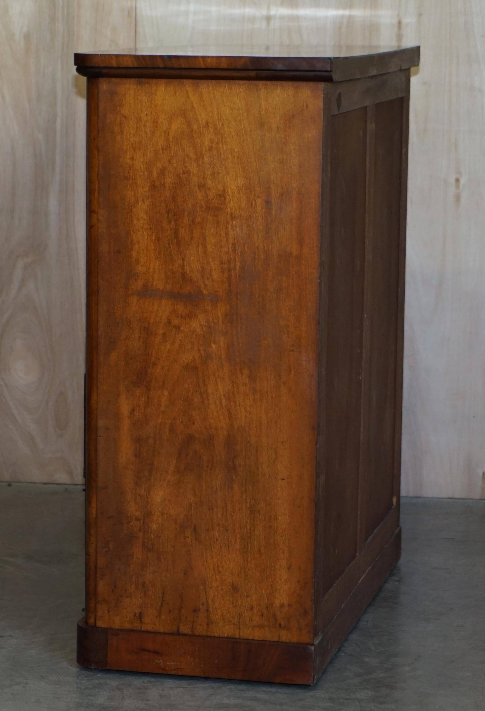 Victorian commode in flame wood with four drawers