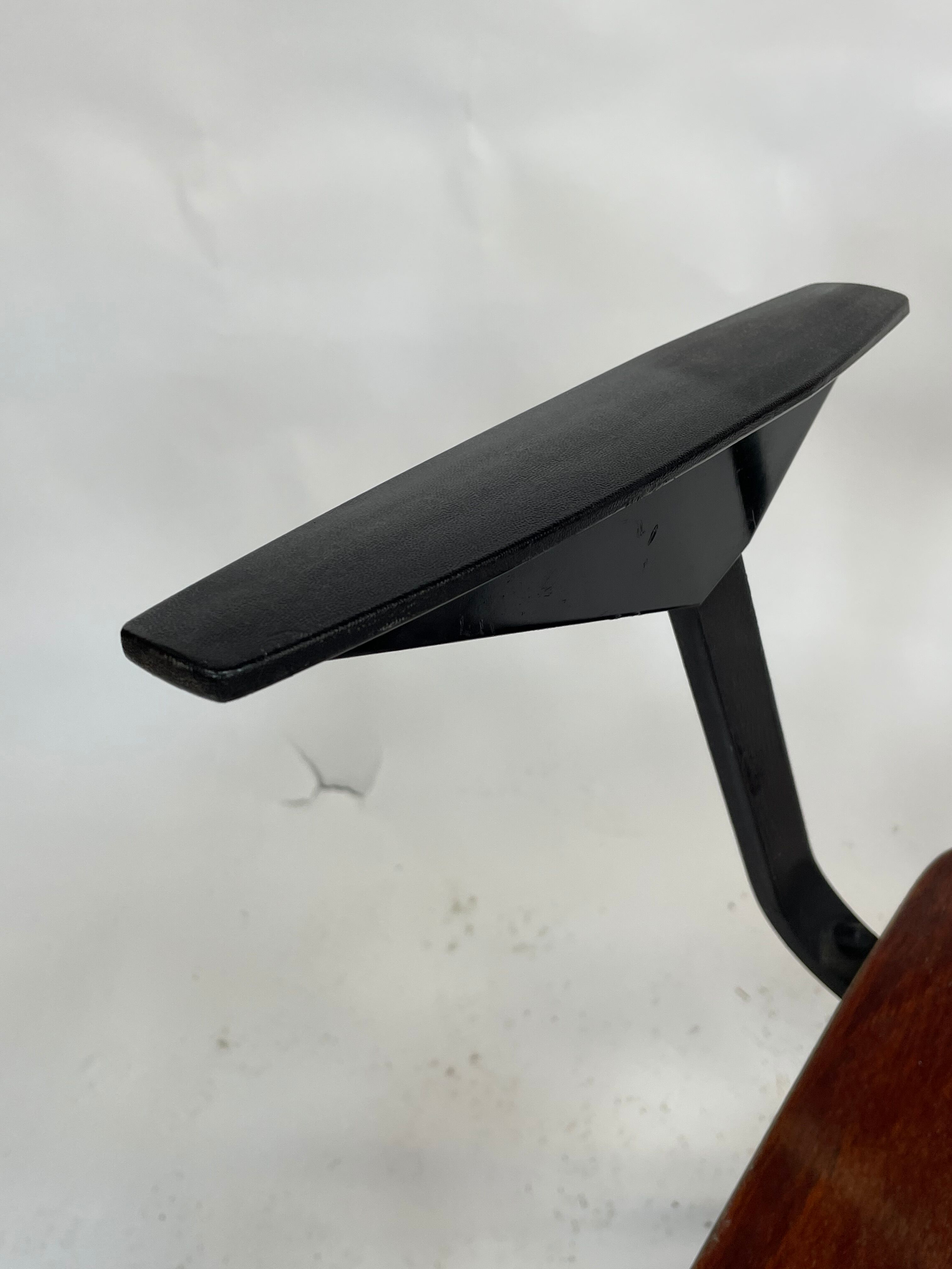 Friso Kramer 'Result' chair with armrests for Ahrend de Cirkel, 1960s