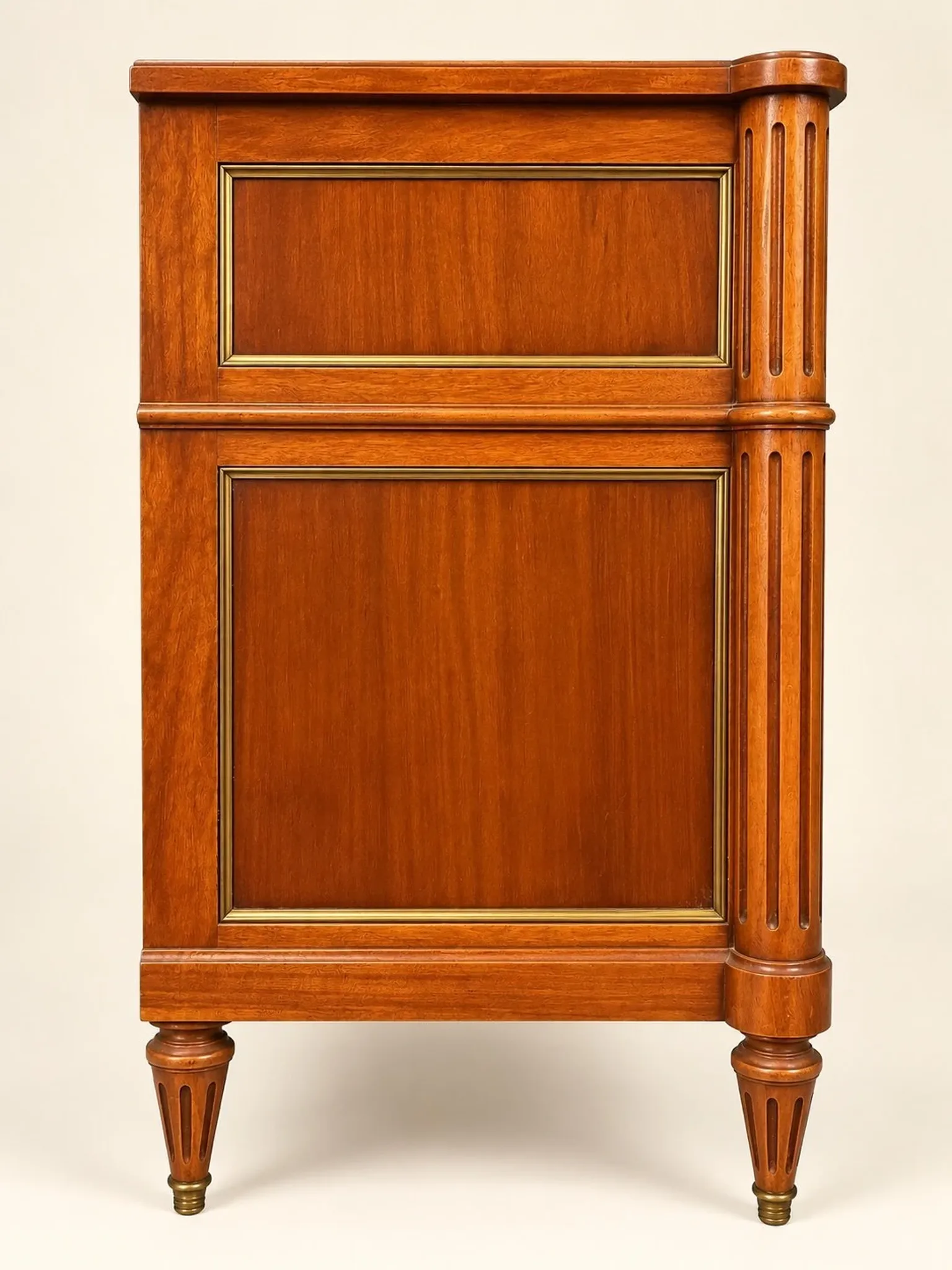 Louis XVI style commode – Solid mahogany – Brass inlays – Late 19th century