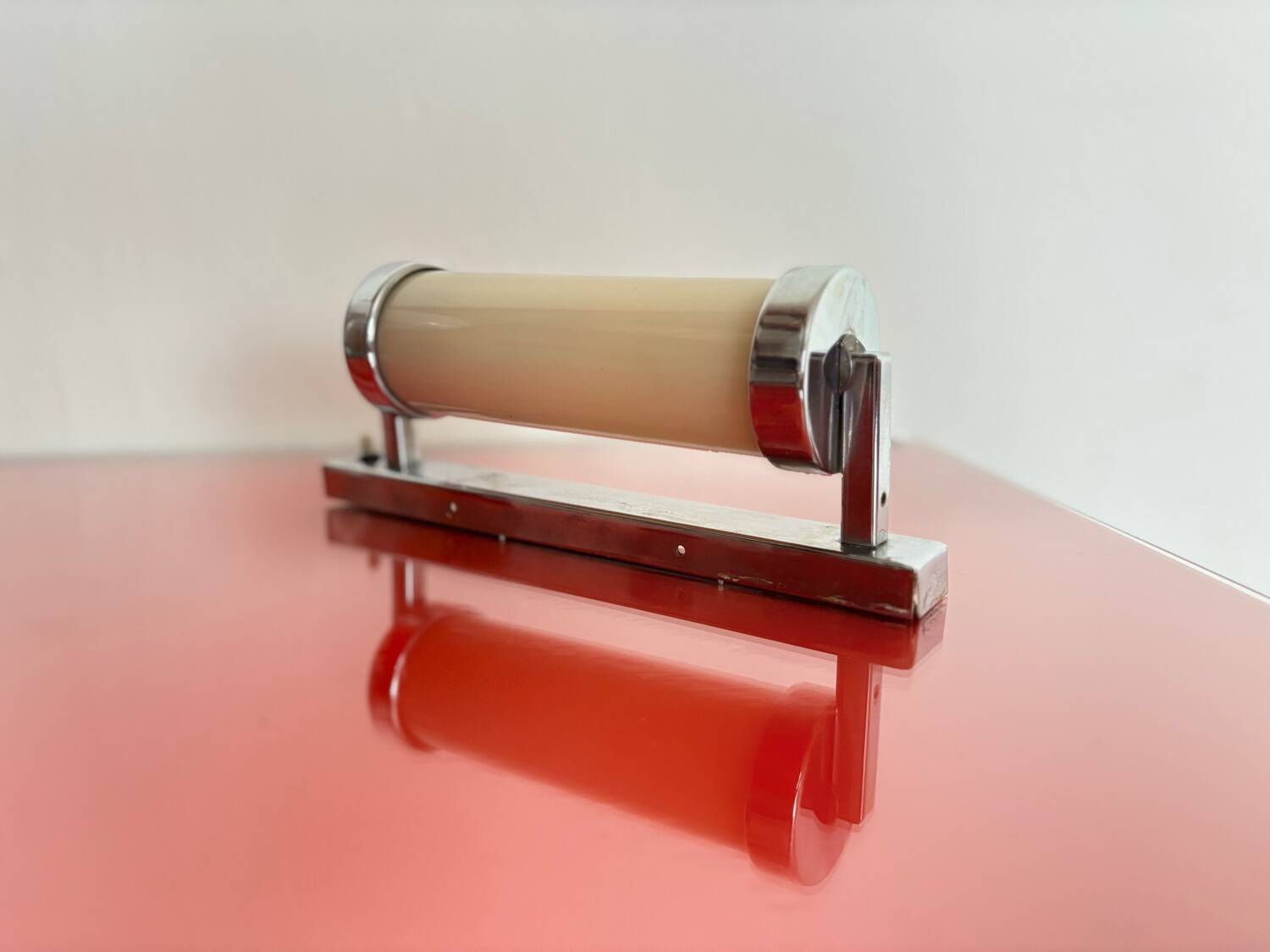 Applique fonctionnaliste avec abat-jour en tube de verre, Tchécoslovaquie, années 1950