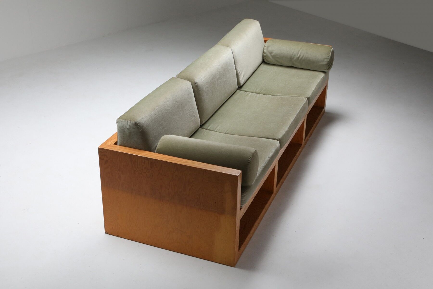 Three-seater sofa in moss green velvet and pitch pitch 1960