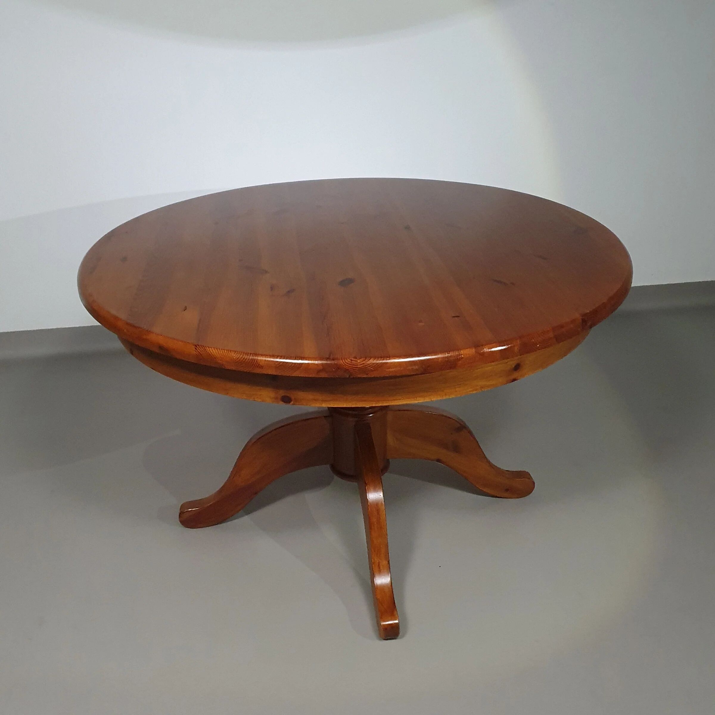 70s pine wood dining table / wood column leg table in 4-leg design with round top
