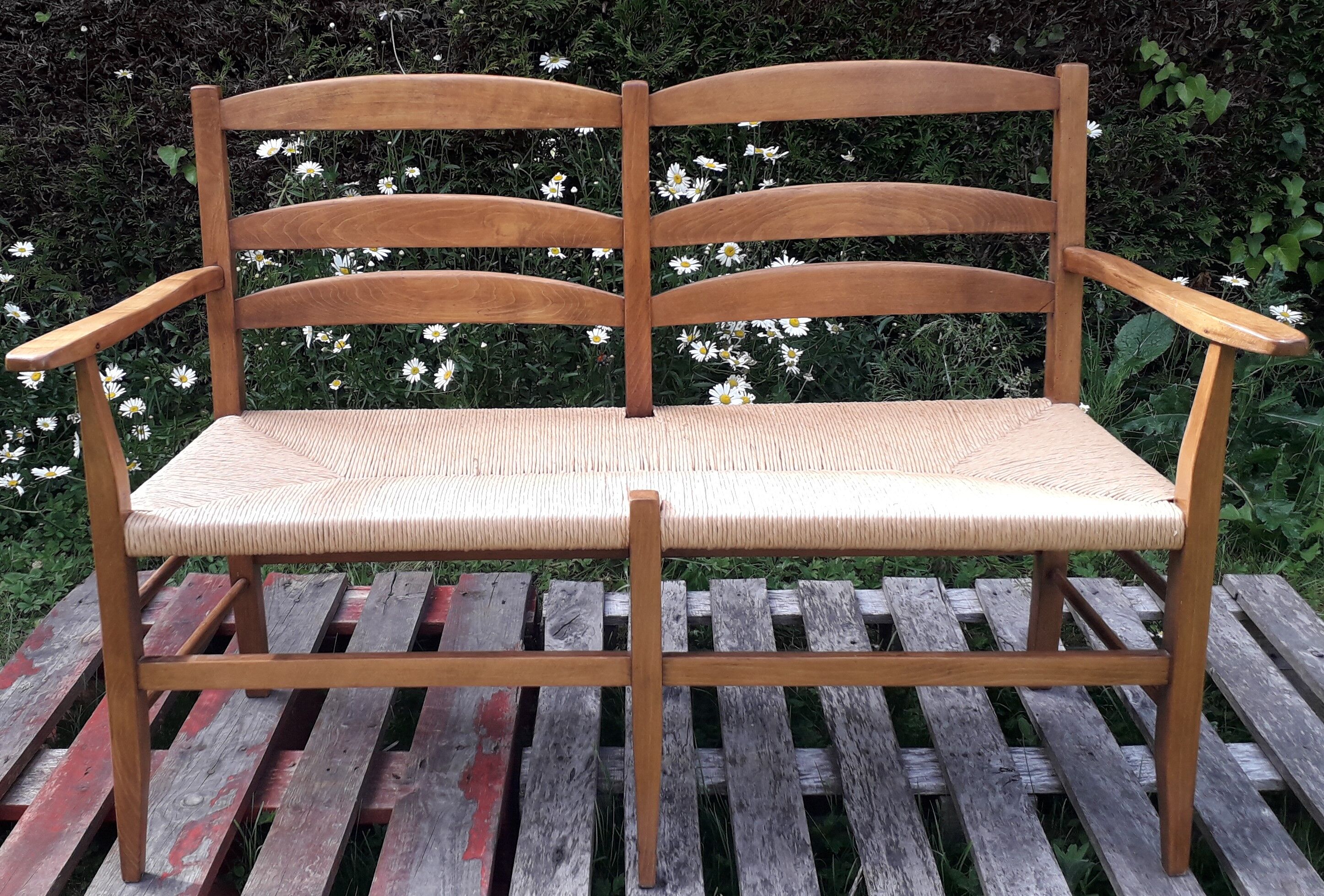 Wood and straw Picard bench