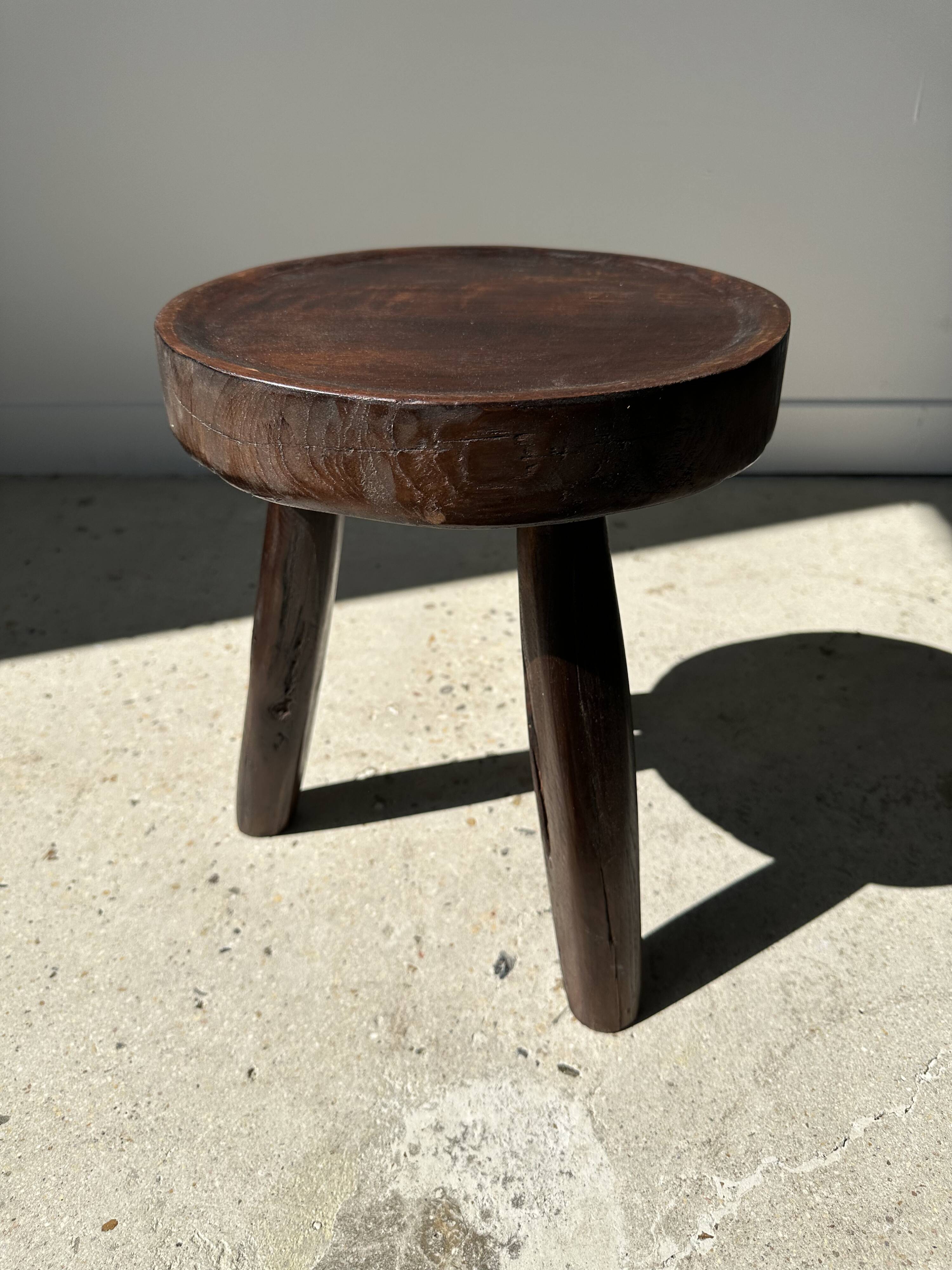 Low hollow upcycled teak tripod stool - Small brown solid wood stool circular seat cr