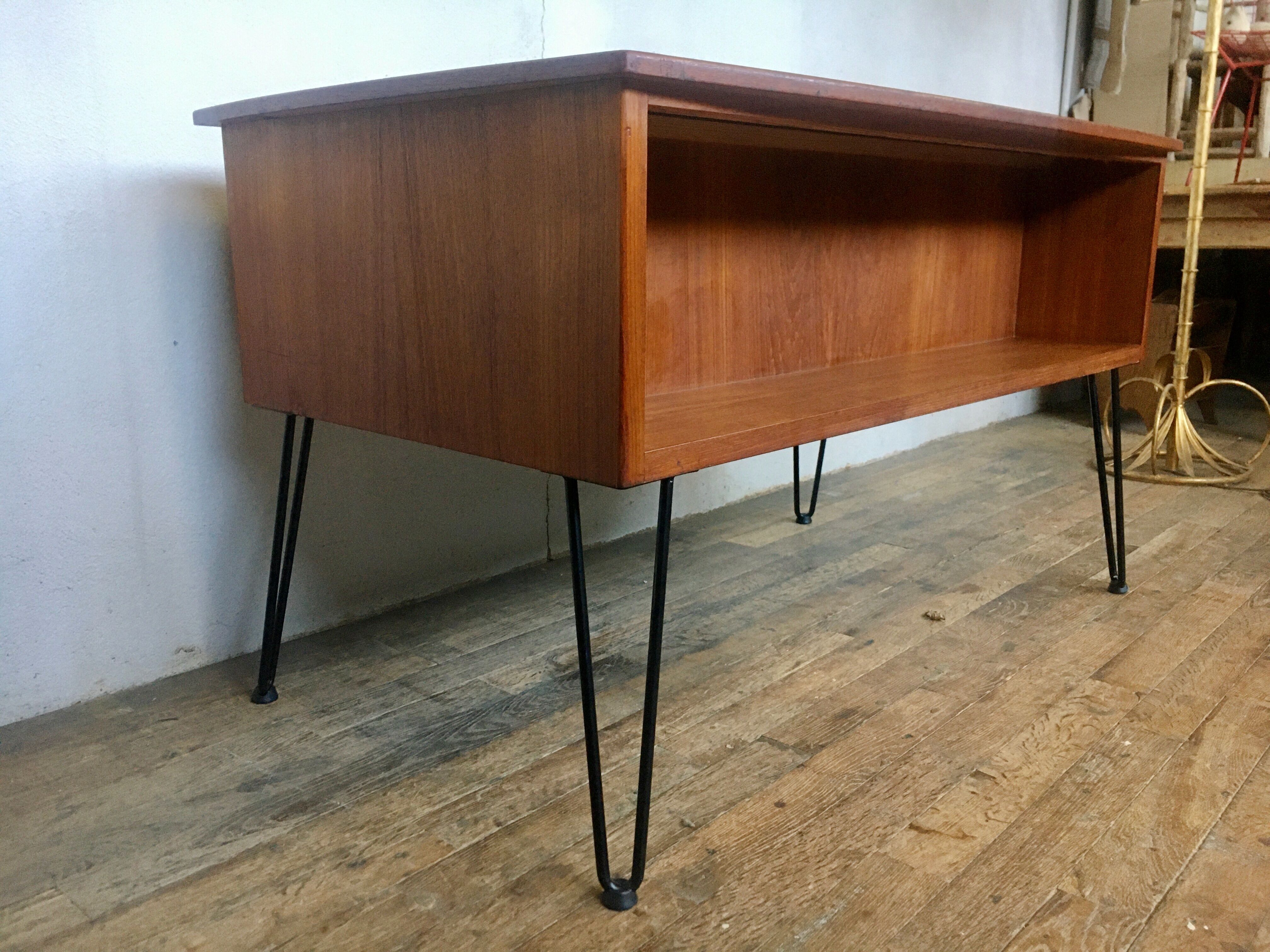 Bureau scandinave en teck avec piétement eiffel métal noir  1950 1960