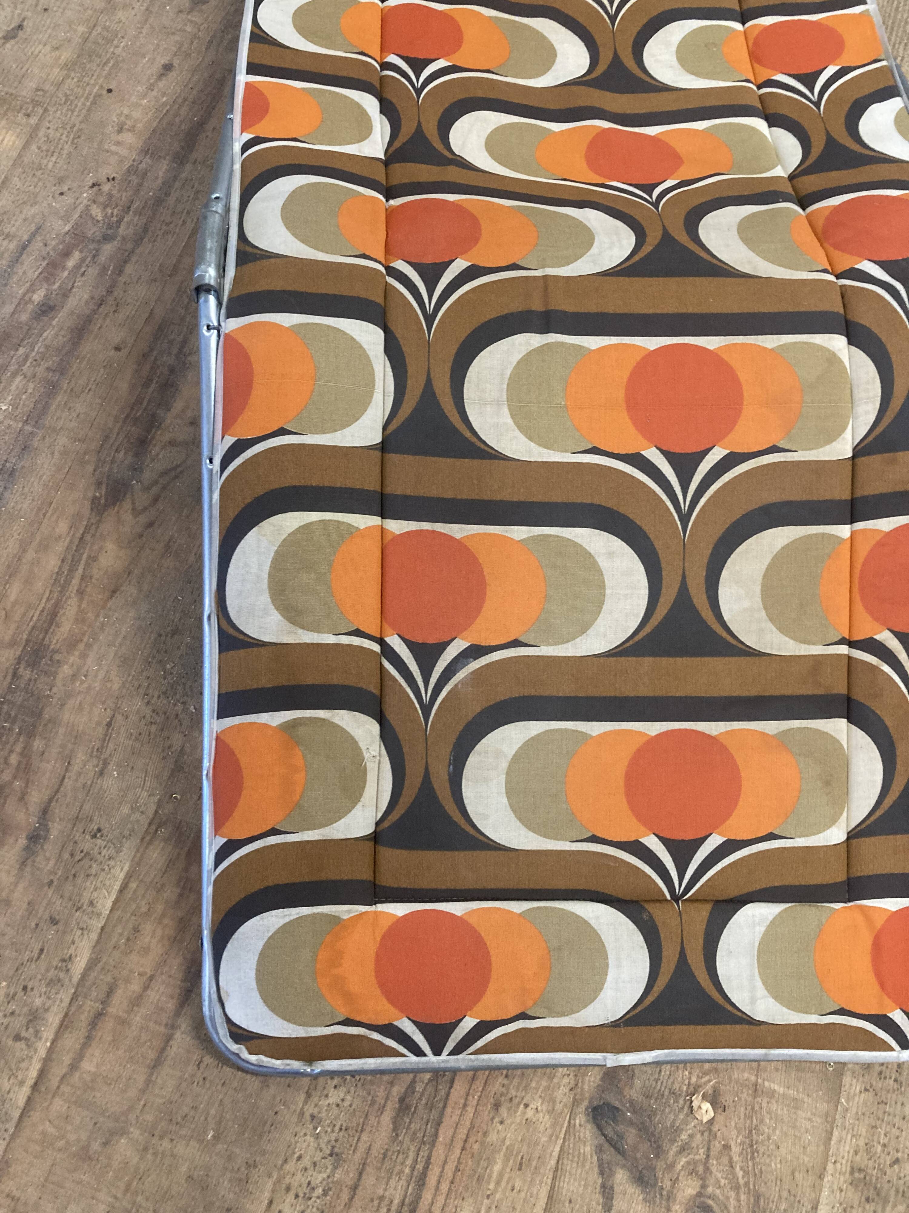 1970 orange pattern / chaise longue / vintage camp bed in metal and fabric