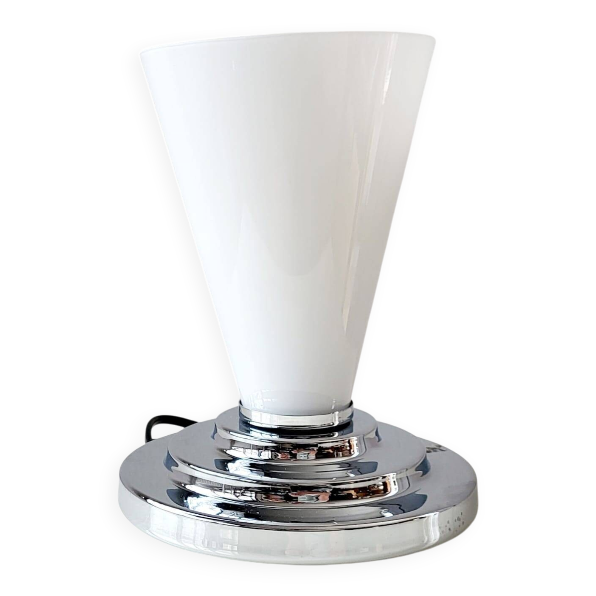 Lampe de table avec abat-jour en verre et pied chromé, probablement Massive