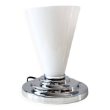 Lampe de table avec abat-jour en verre et pied chromé, probablement Massive