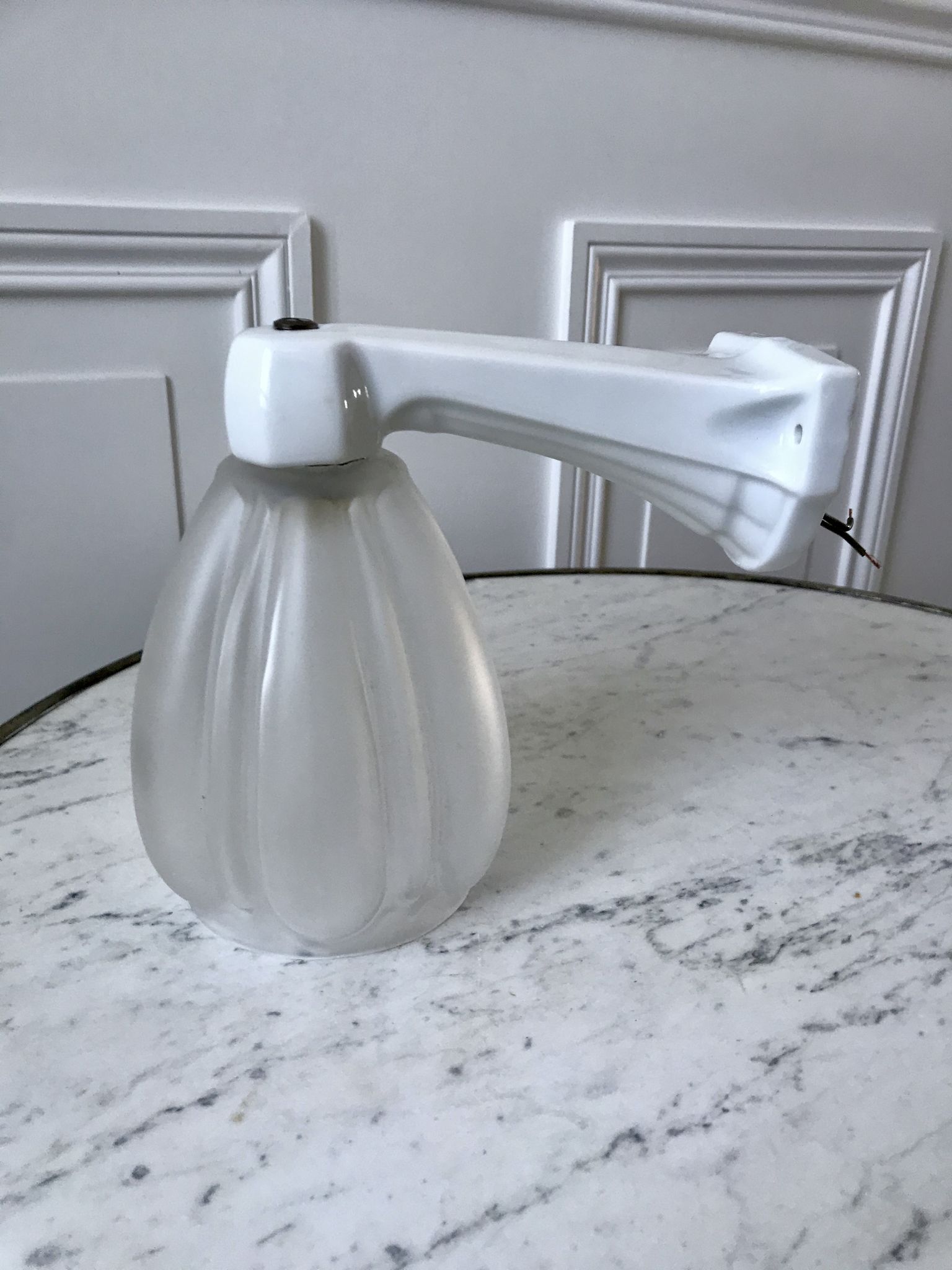 Art Deco wall lamp in molded glass and porcelain 30s