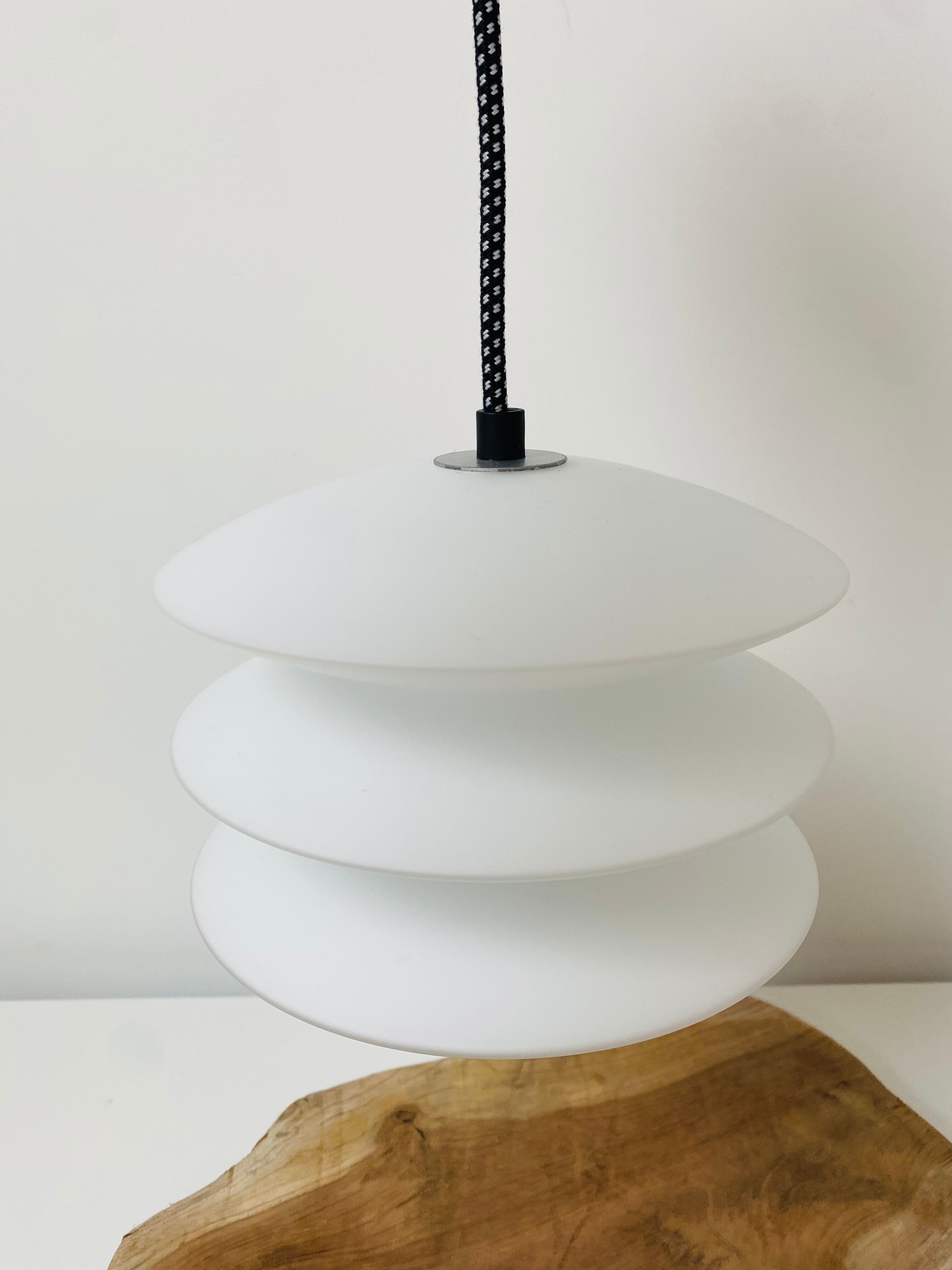 Corrugated opaline suspension