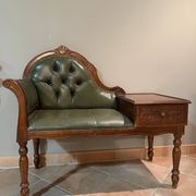 Banquette ancienne en bois sculpté avec assise capitonnée verte et tir