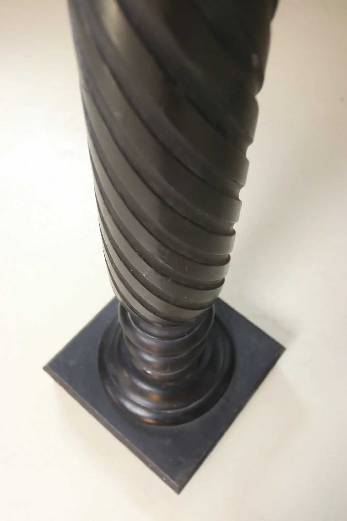 Ebonised wooden column with turned spiral shaft – Napoleon III, 19th c.