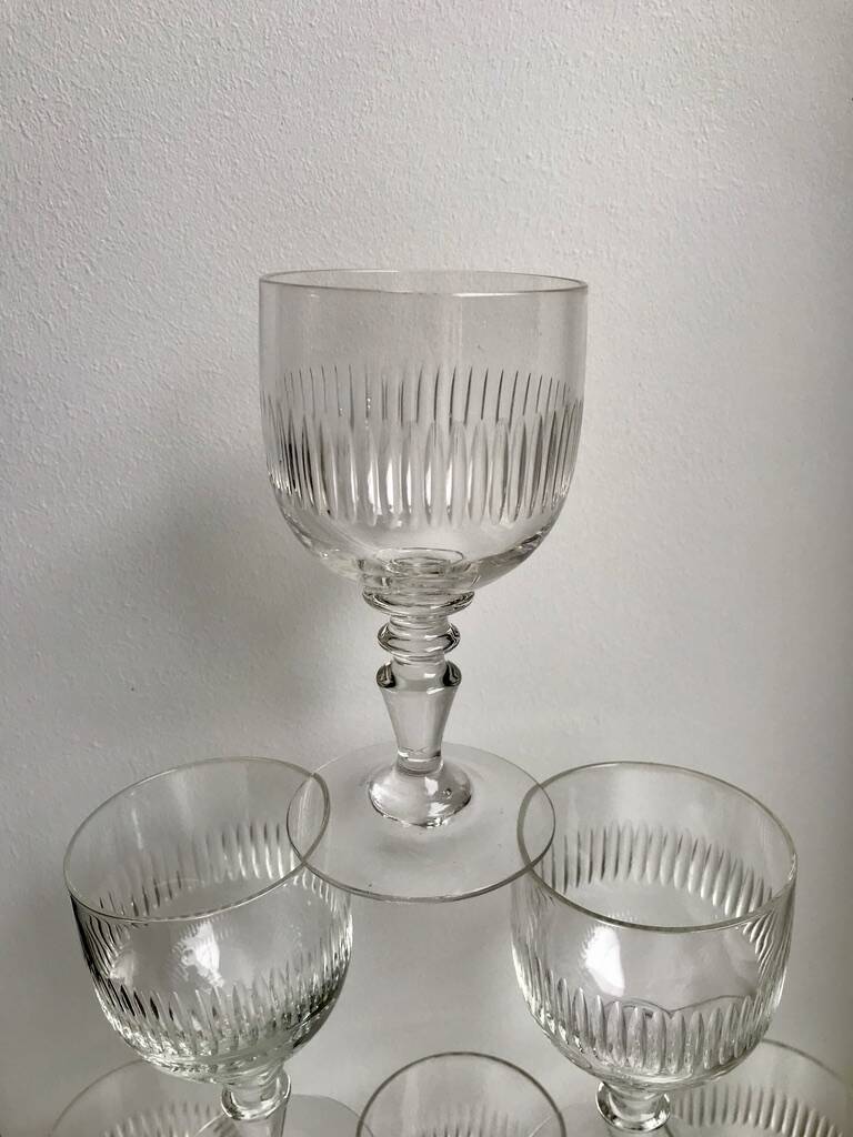 Ensemble de 8 verres à pied en verre moulé années 30 début XXème