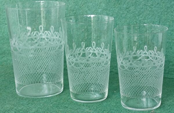 Ensemble 15 anciens verres en cristal gravé
