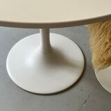 White tulip design round dining table