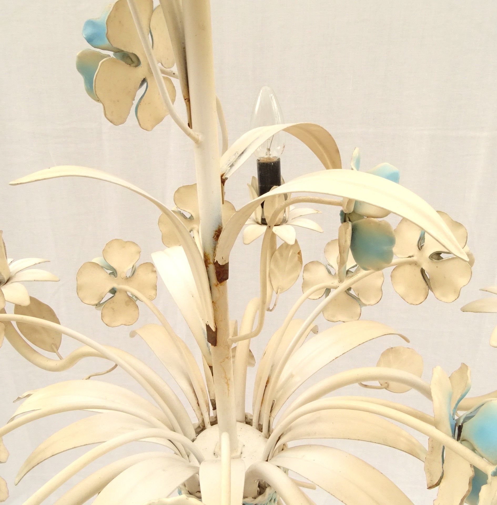 Vintage chandelier bouquet of blue flowers 5 candles in painted sheet metal.