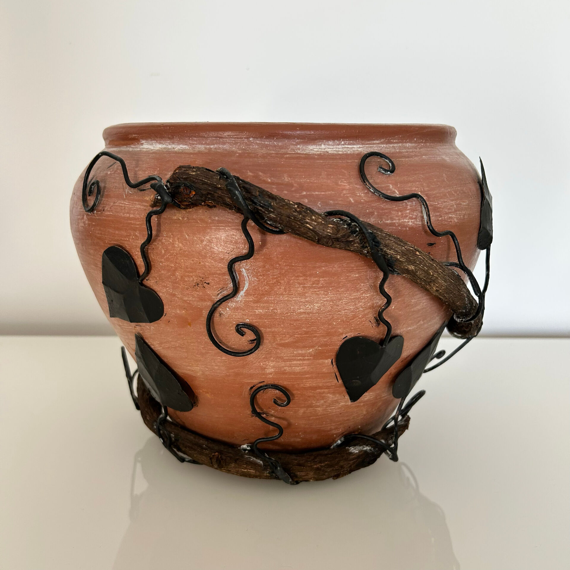 Cache-pot in wrought iron and wood