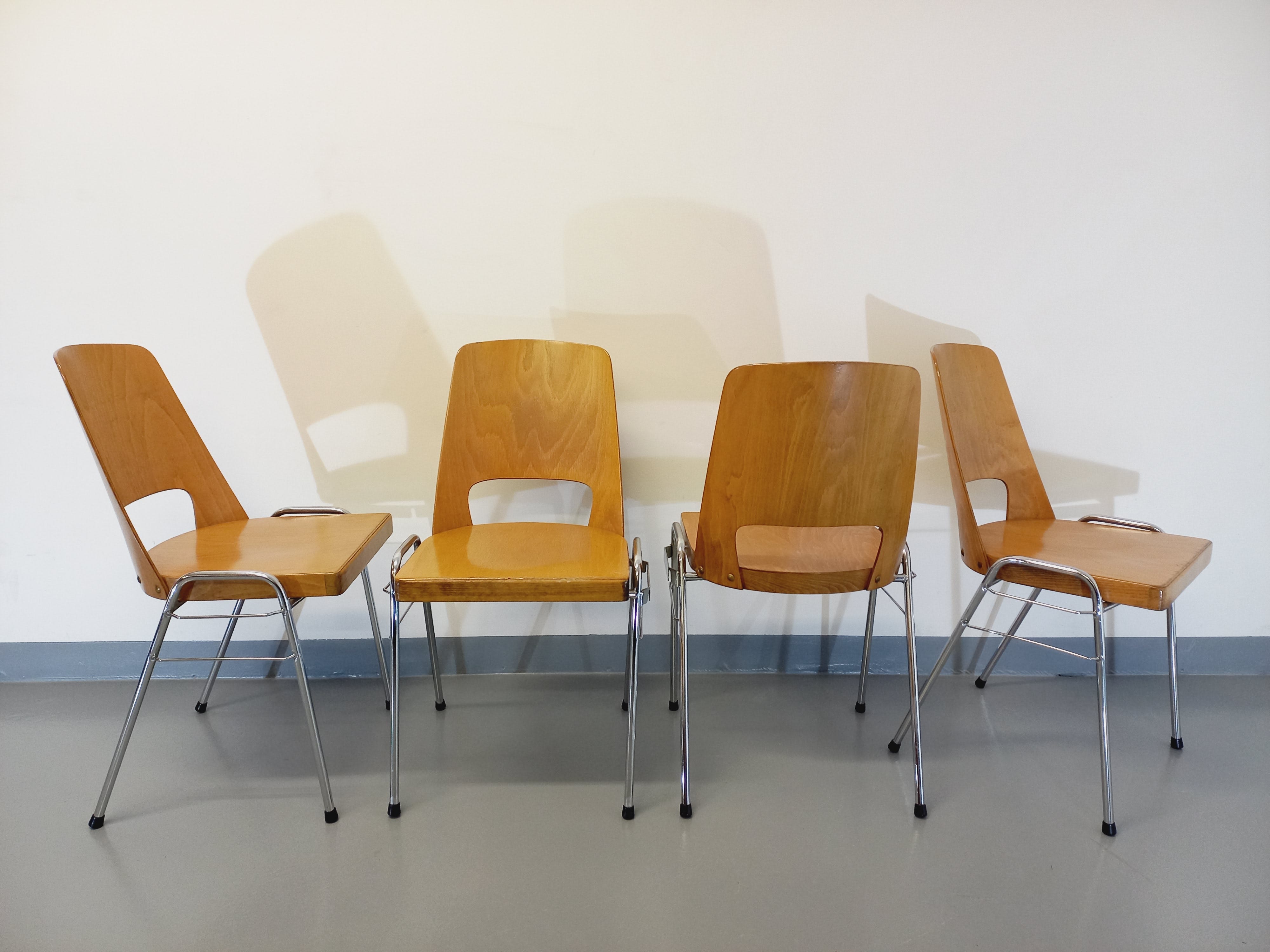 4 vintage stackable chairs model barrel Manhattan brand Baumann brand 70s