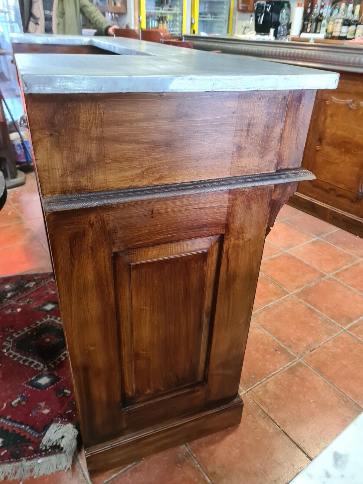 Coffee counter with zinc tray
