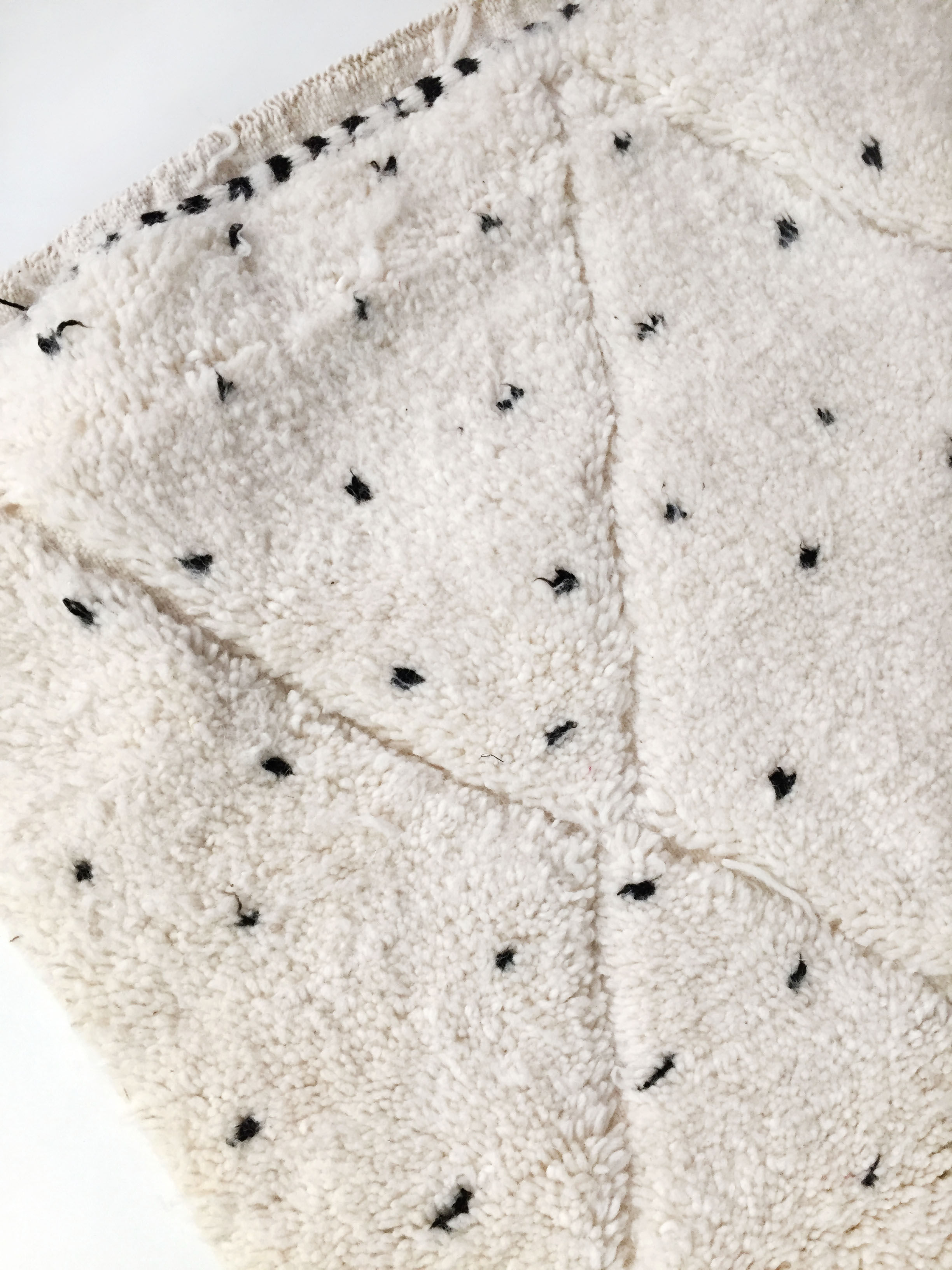 Moroccan berber carpet blessed ouarain ecru with black polka dots and diamonds engraved 150x102cm