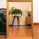 Miroir doré rectangulaire vintage, cadre en bois mouluré avec perles et feu