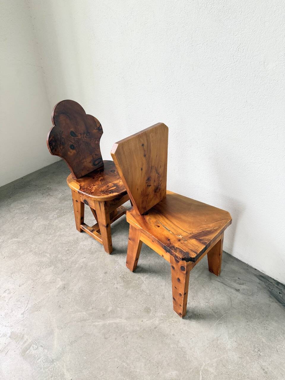 Paire de chaises brutalistes savoyardes en pin