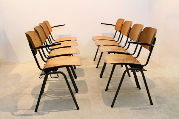 Banc d'école composé de 4 chaises empilables en contreplaqué industriel par Marko Holland
