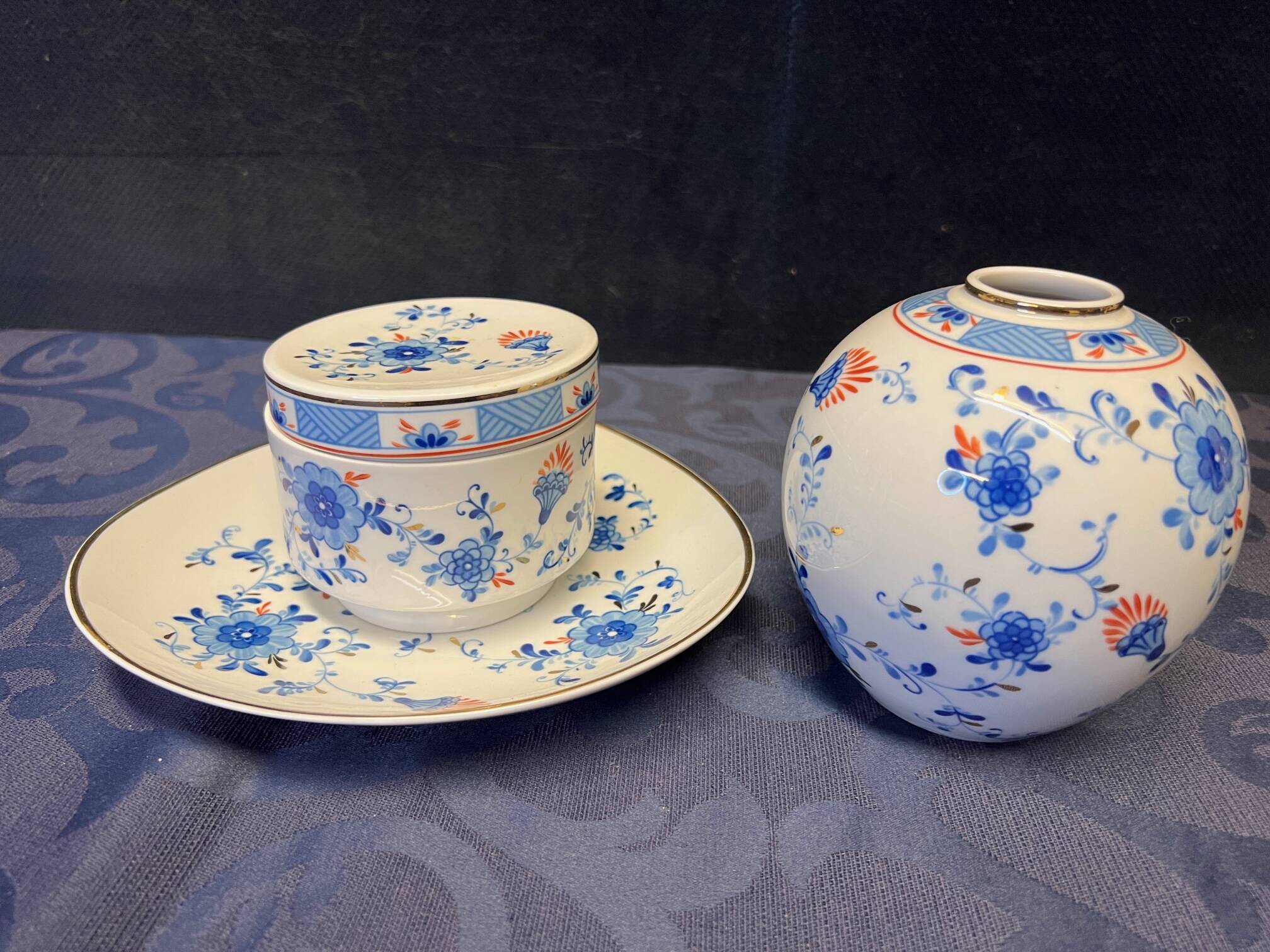 Volkstedt. Set of bonbonnière, plate and vase in cobalt.