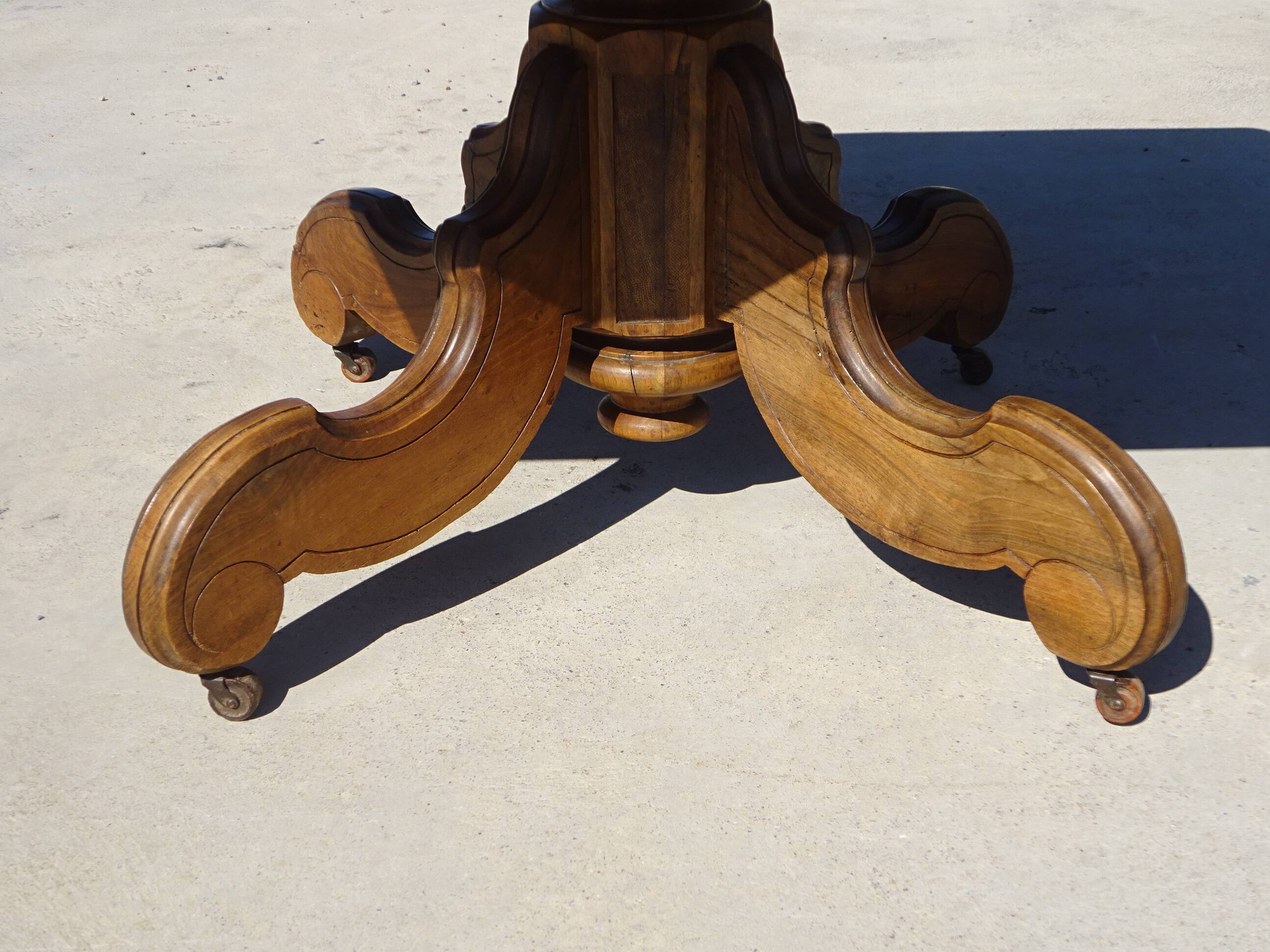 Ancienne table carrée en noyer avec pied central