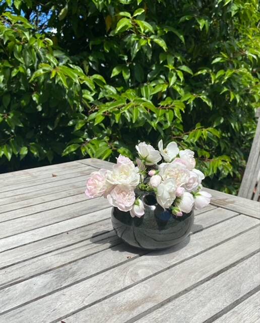 Vase pique fleurs, céramique signée