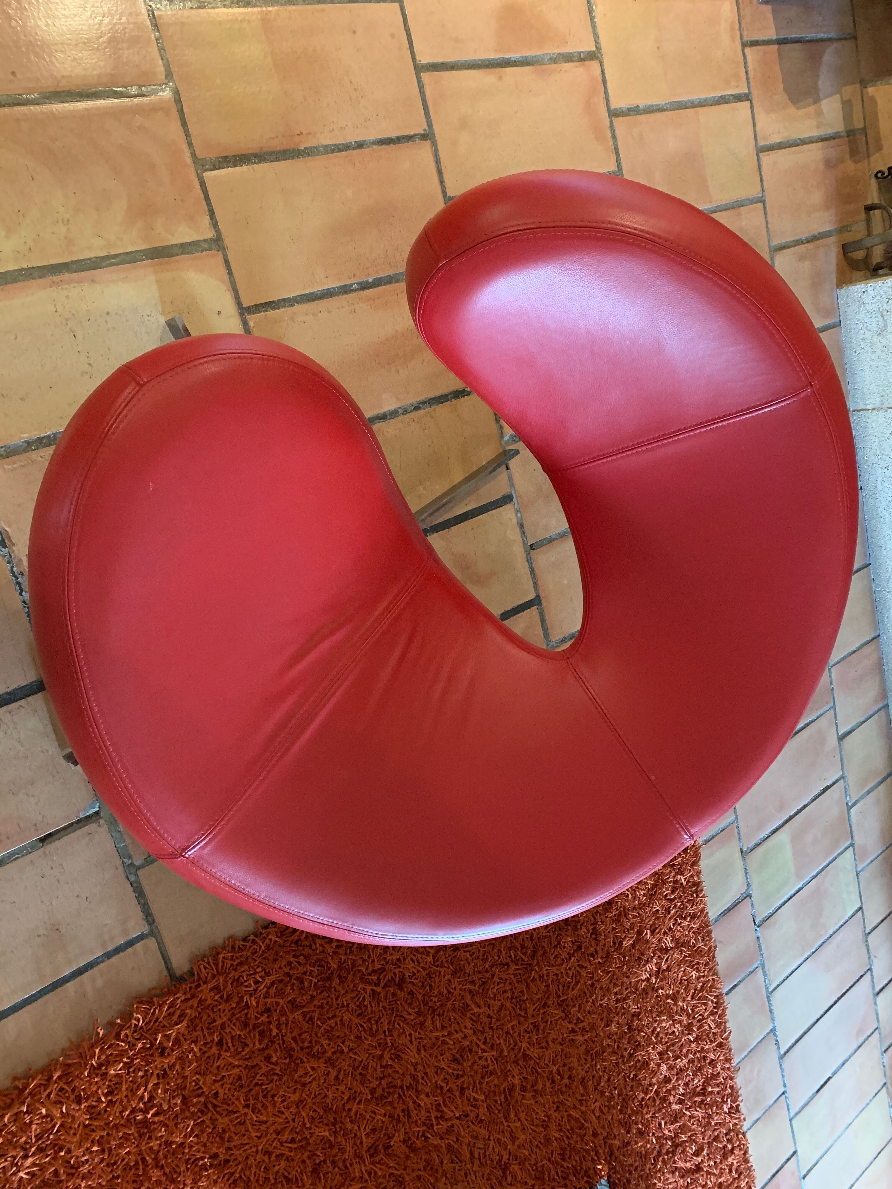 Fauteuil Roche Bobois en cuir rouge
