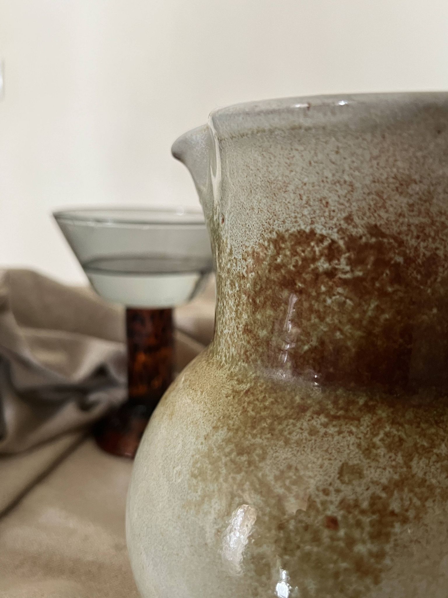 Carafe vintrage à eau / orangeade en céramique émaillée, 1950