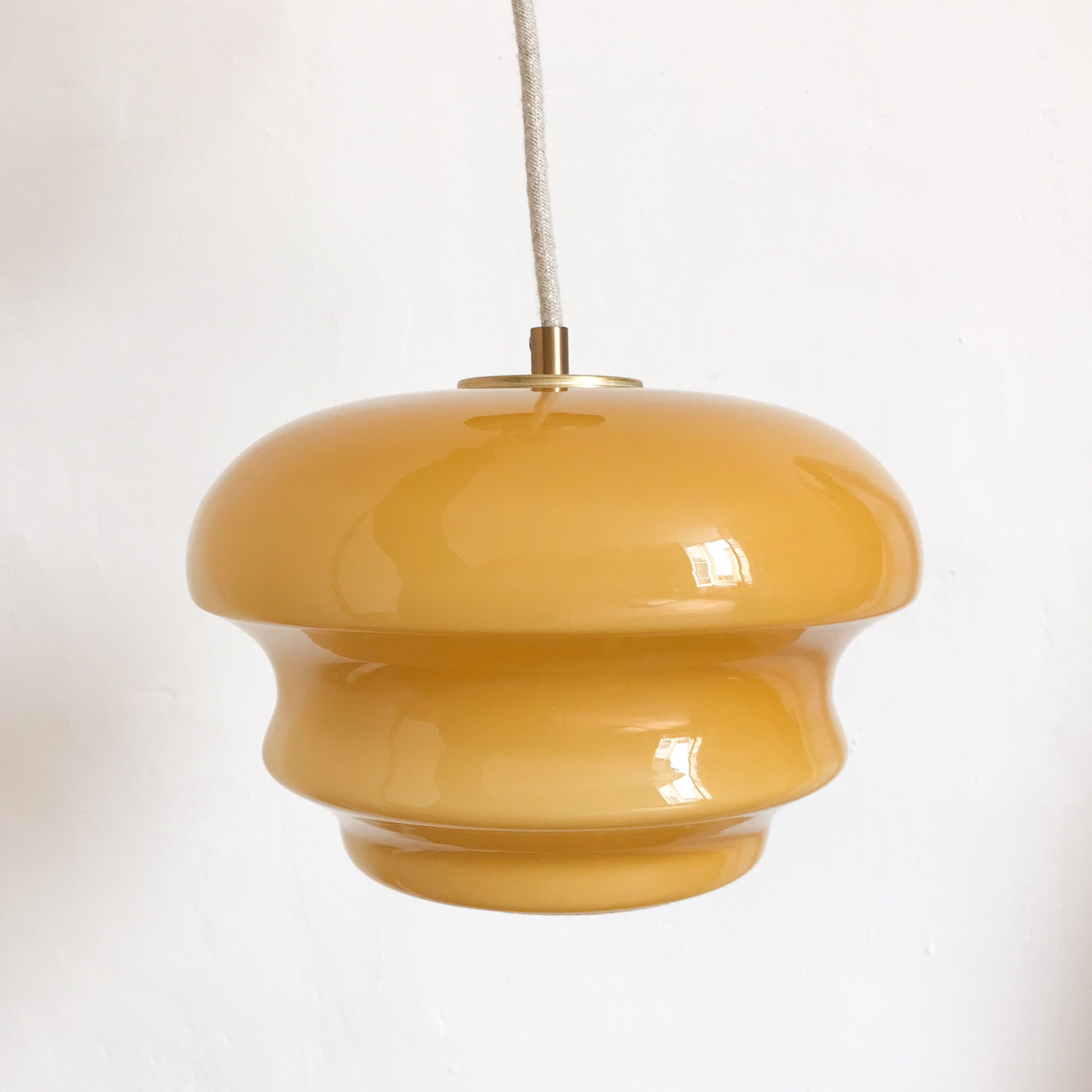 Suspension vintage opaline jaune moutarde