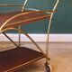 Desserte roulante vintage en laiton et teck – années 50