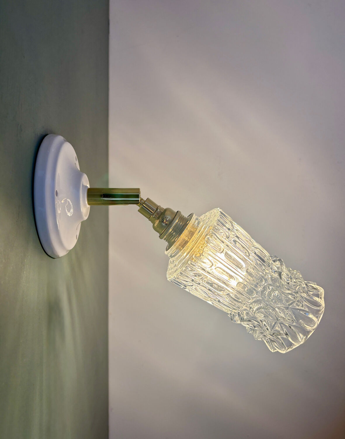 Applique tulipe vintage en verre moulé transparent