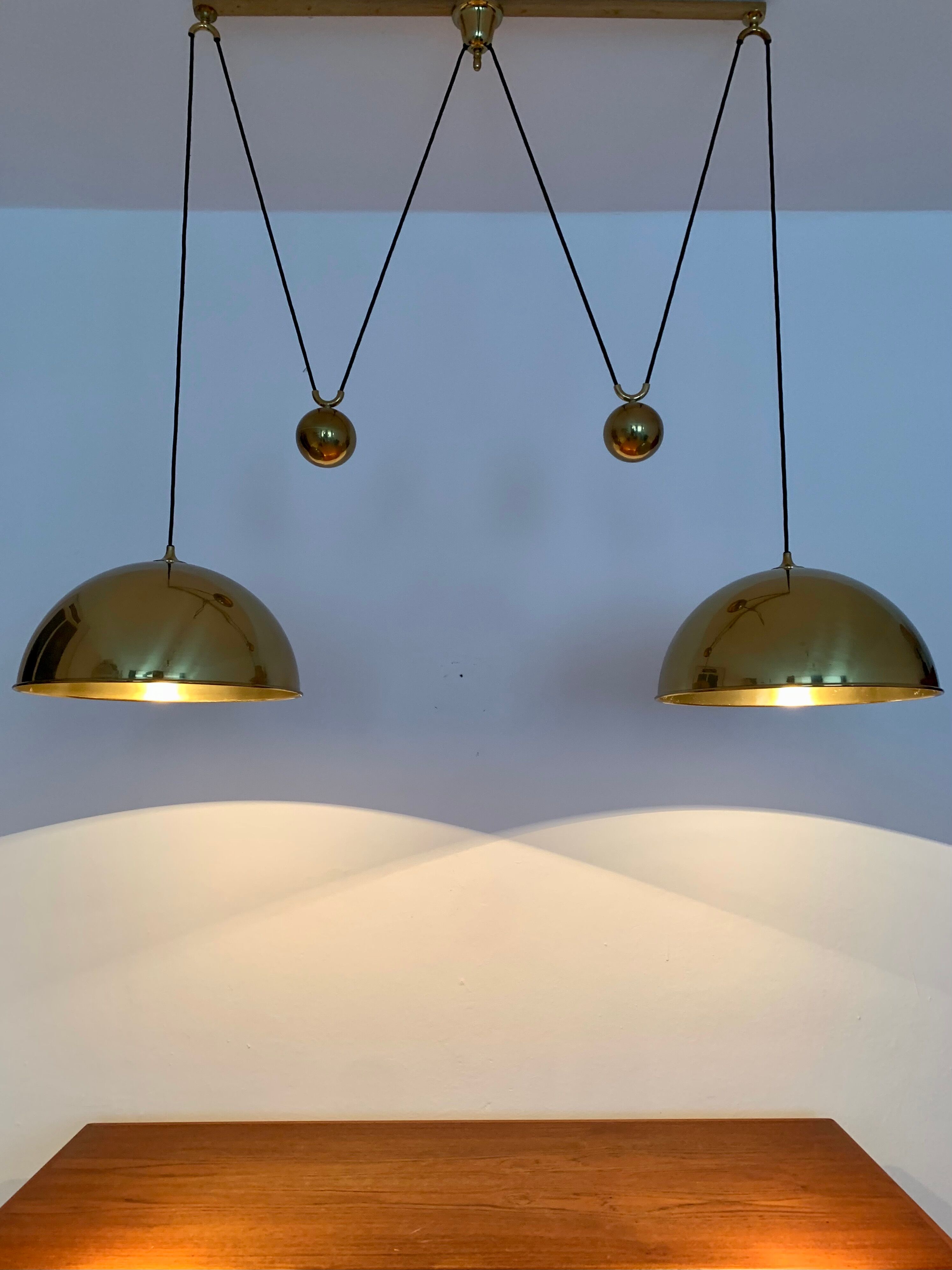 Lampe suspendue en laiton Posa44 double réglable par Florian Schulz