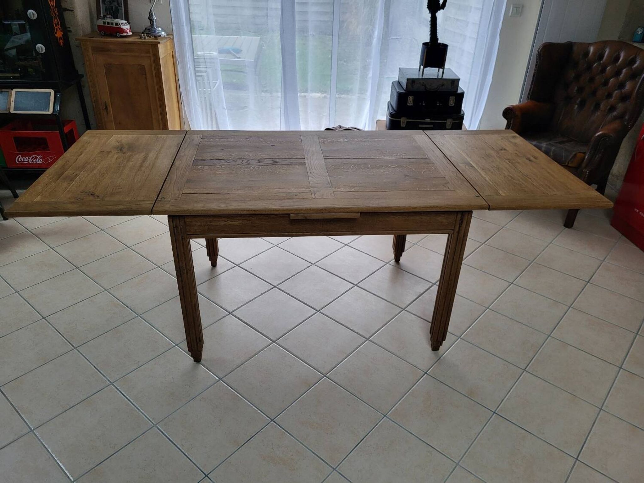 Extendable oak table